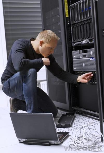 it-technician-in-serverroom_400x.jpg